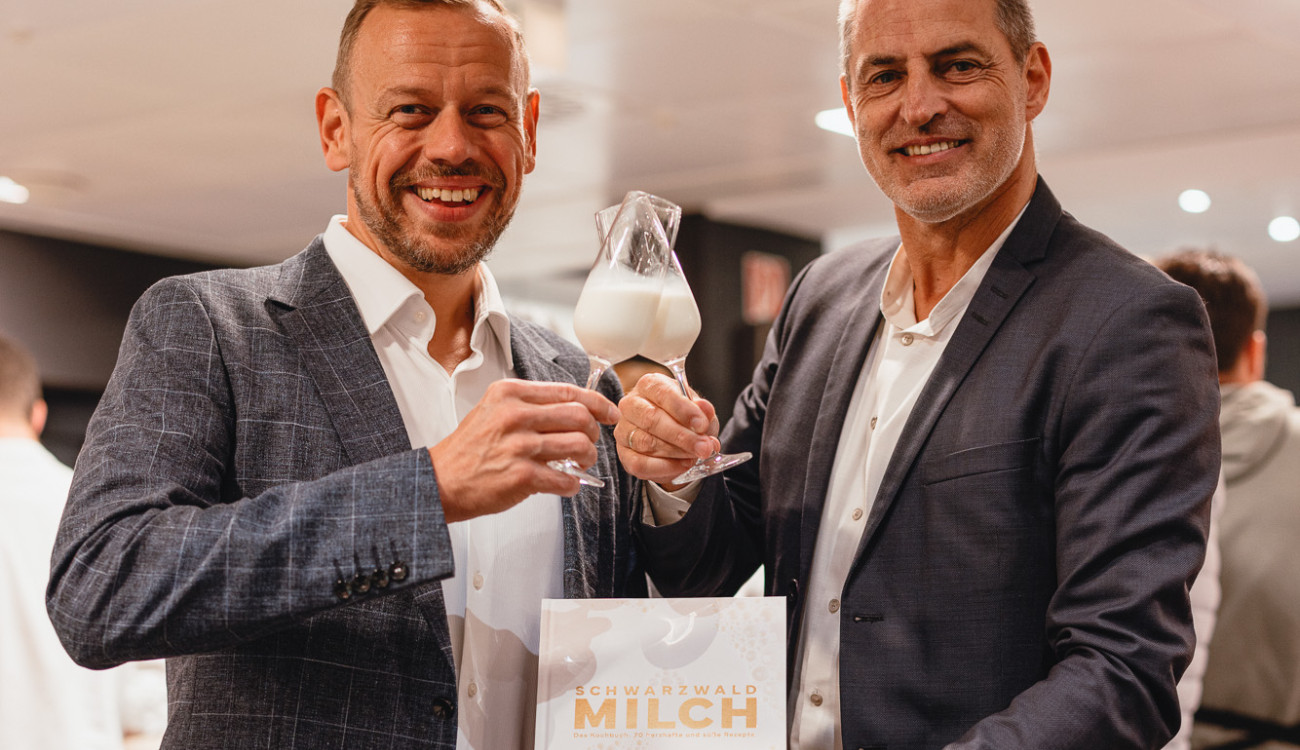 Ulf Tietge und Andreas Schneider trinken einen Cocktail beim Buch-Release